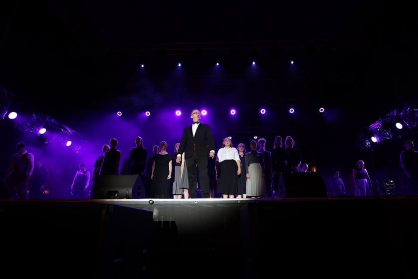 Spektakl "75, czyli powojenna historia Wrocławia" na scenie w Rynku