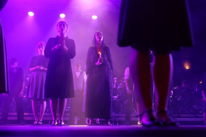 Spektakl "75, czyli powojenna historia Wrocławia" na scenie w Rynku