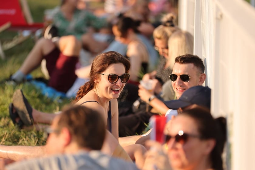 Gorąca zabawa na Santander Letnie Brzmienia 2023. Tłumy na Partynicach.