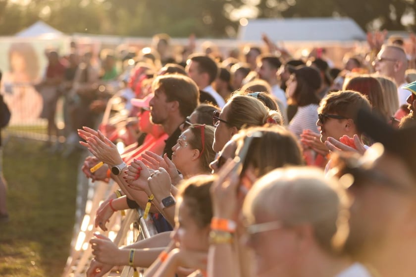Gorąca zabawa na Santander Letnie Brzmienia 2023. Tłumy na Partynicach.