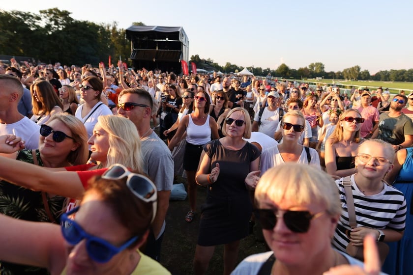Gorąca zabawa na Santander Letnie Brzmienia 2023. Tłumy na Partynicach.