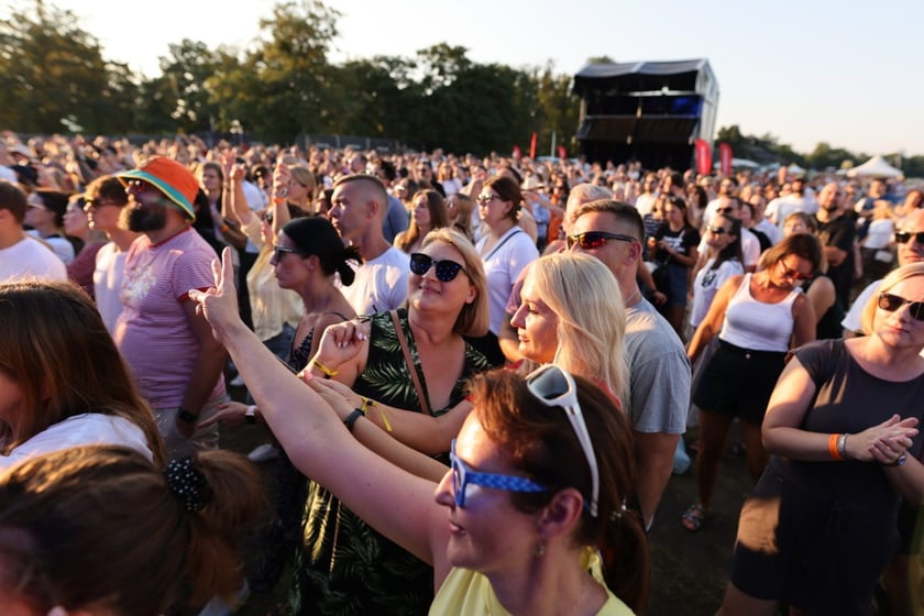 Gorąca zabawa na Santander Letnie Brzmienia 2023. Tłumy na Partynicach.