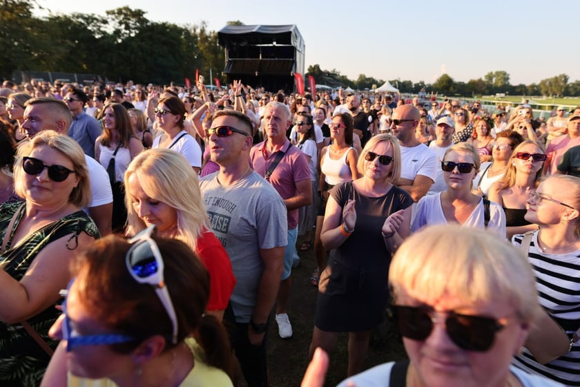Gorąca zabawa na Santander Letnie Brzmienia 2023. Tłumy na Partynicach.