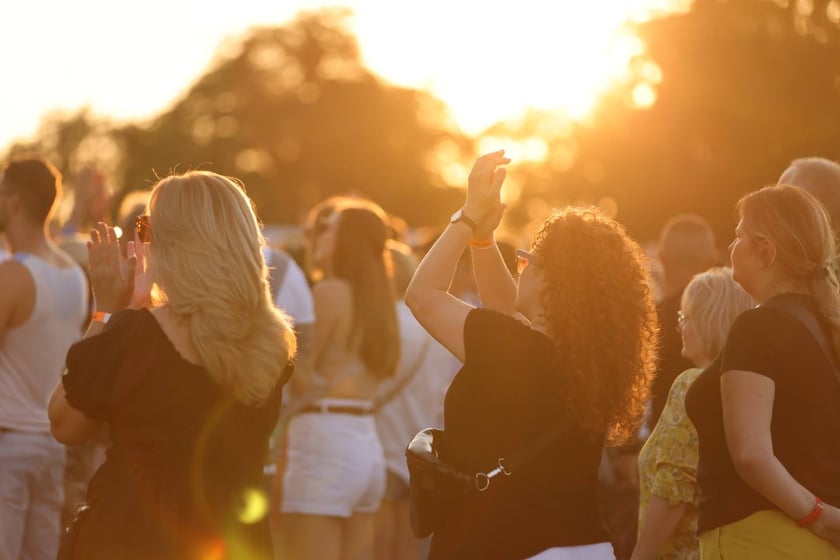 Gorąca zabawa na Santander Letnie Brzmienia 2023. Tłumy na Partynicach.