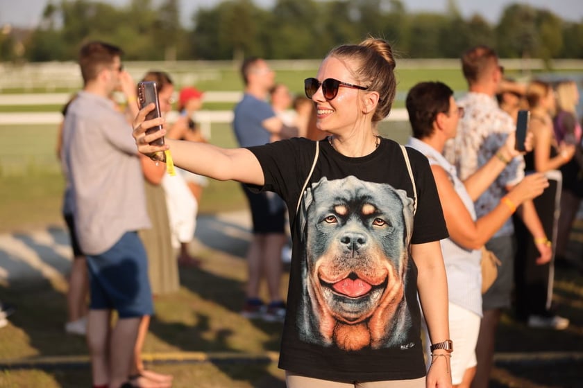 Gorąca zabawa na Santander Letnie Brzmienia 2023. Tłumy na Partynicach.