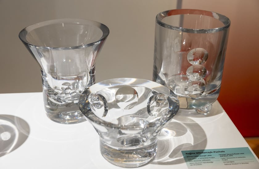 Wystawa &bdquo;Szklane życiorysy. Polskie projektantki szkła (1945-2020)&rdquo; w Muzeum Narodowym we Wrocławiu &ndash; prace Reginy Włodarczyk-Puchały (wazon i misa &bdquo;Gracja&rdquo;)
