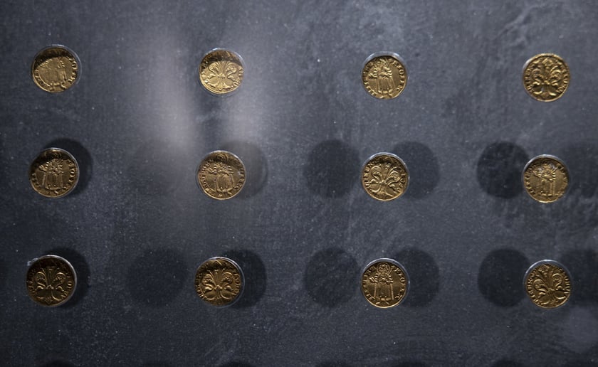 Klejnoty i monety ze skrbu średzkiego na wystawie w Muzeum Narodowym