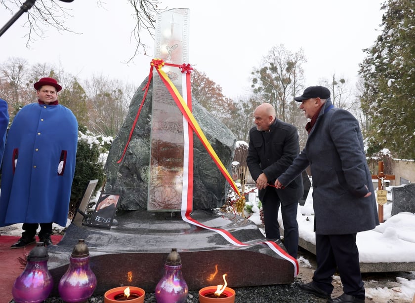 Uczestnicy uroczystości na cmentarzu Grabiszyński. 8 grudnia 2023 r.  odsłonięto pomnik na grobie Sylwestra Chęcińskiego