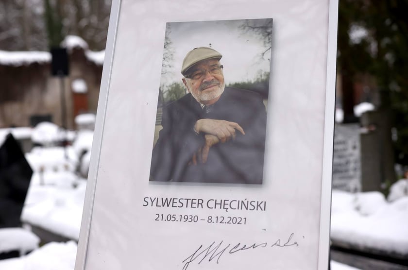Uczestnicy uroczystości na cmentarzu Grabiszyński. 8 grudnia 2023 r.  odsłonięto pomnik na grobie Sylwestra Chęcińskiego