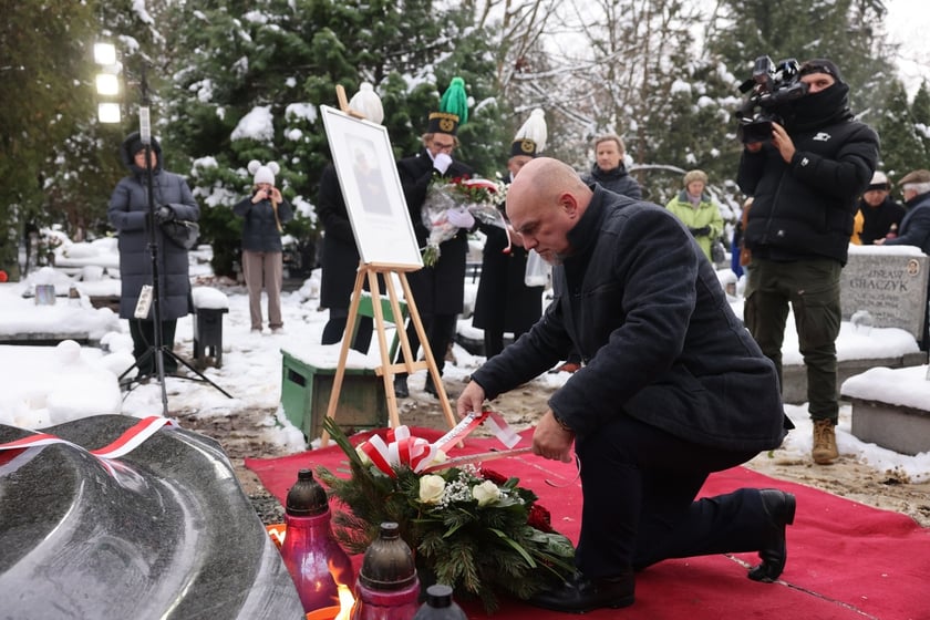 Uczestnicy uroczystości na cmentarzu Grabiszyński. 8 grudnia 2023 r.  odsłonięto pomnik na grobie Sylwestra Chęcińskiego