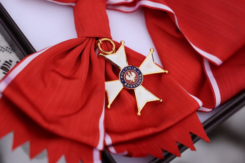 Uczestnicy uroczystości na cmentarzu Grabiszyński. 8 grudnia 2023 r.  odsłonięto pomnik na grobie Sylwestra Chęcińskiego
