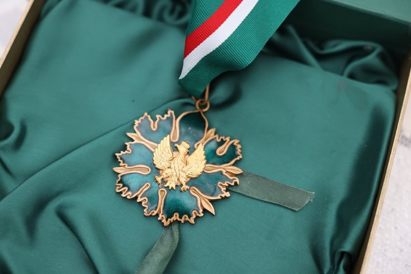 Uczestnicy uroczystości na cmentarzu Grabiszyński. 8 grudnia 2023 r.  odsłonięto pomnik na grobie Sylwestra Chęcińskiego