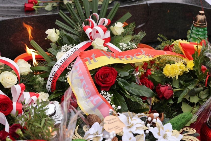 Uczestnicy uroczystości na cmentarzu Grabiszyński. 8 grudnia 2023 r.  odsłonięto pomnik na grobie Sylwestra Chęcińskiego