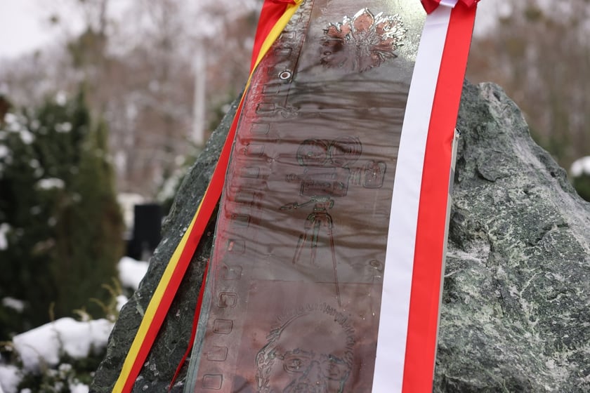 Uczestnicy uroczystości na cmentarzu Grabiszyński. 8 grudnia 2023 r.  odsłonięto pomnik na grobie Sylwestra Chęcińskiego
