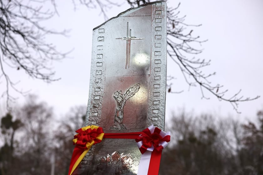 Uczestnicy uroczystości na cmentarzu Grabiszyński. 8 grudnia 2023 r.  odsłonięto pomnik na grobie Sylwestra Chęcińskiego