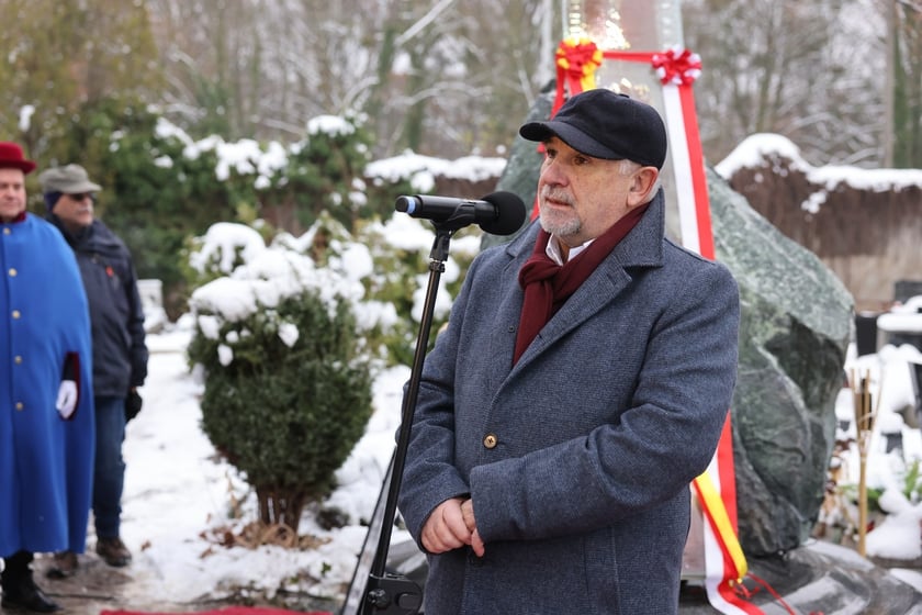 Uczestnicy uroczystości na cmentarzu Grabiszyński. 8 grudnia 2023 r.  odsłonięto pomnik na grobie Sylwestra Chęcińskiego