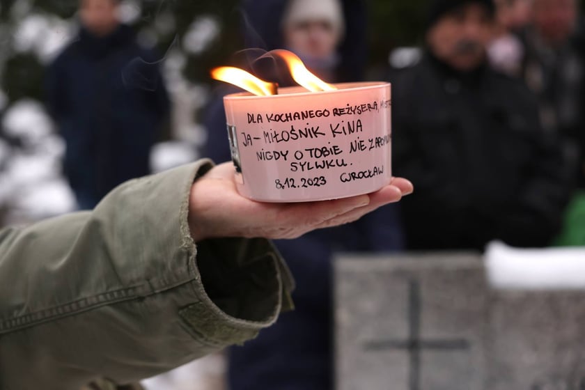 Uczestnicy uroczystości na cmentarzu Grabiszyński. 8 grudnia 2023 r.  odsłonięto pomnik na grobie Sylwestra Chęcińskiego