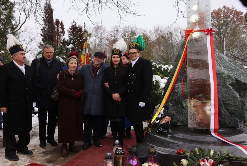 Uczestnicy uroczystości na cmentarzu Grabiszyński. 8 grudnia 2023 r.  odsłonięto pomnik na grobie Sylwestra Chęcińskiego
