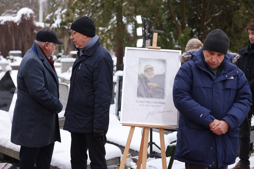 Uczestnicy uroczystości na cmentarzu Grabiszyński. 8 grudnia 2023 r.  odsłonięto pomnik na grobie Sylwestra Chęcińskiego