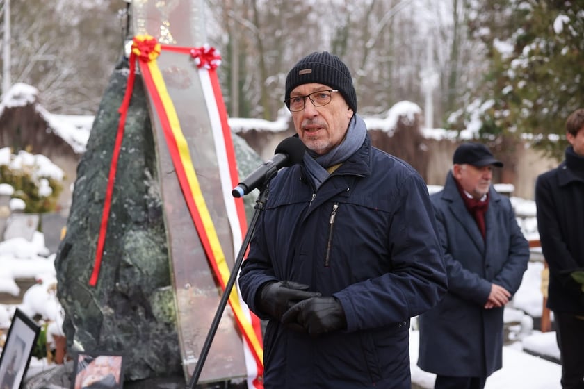 Uczestnicy uroczystości na cmentarzu Grabiszyński. 8 grudnia 2023 r.  odsłonięto pomnik na grobie Sylwestra Chęcińskiego