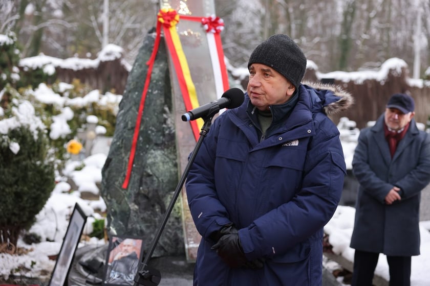 Uczestnicy uroczystości na cmentarzu Grabiszyński. 8 grudnia 2023 r.  odsłonięto pomnik na grobie Sylwestra Chęcińskiego