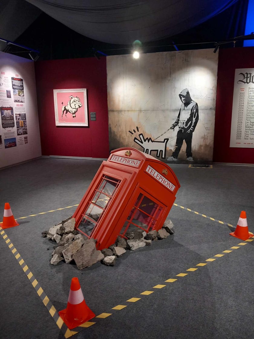 Banksy we Wrocławiu. Na zdjęciu jego prace prezentowane w hali IASE przy ul. Wystawowej