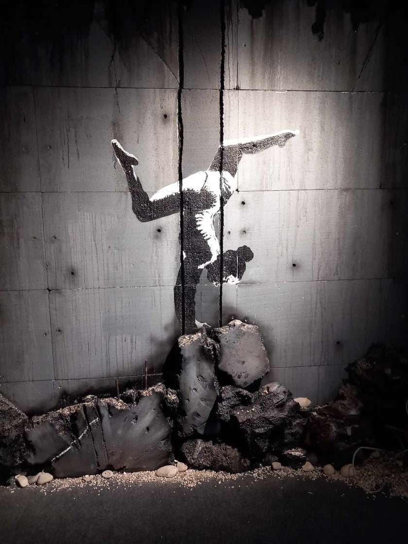 Banksy we Wrocławiu. Na zdjęciu jego prace prezentowane w hali IASE przy ul. Wystawowej