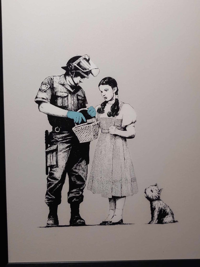 Banksy we Wrocławiu. Na zdjęciu jego prace prezentowane w hali IASE przy ul. Wystawowej