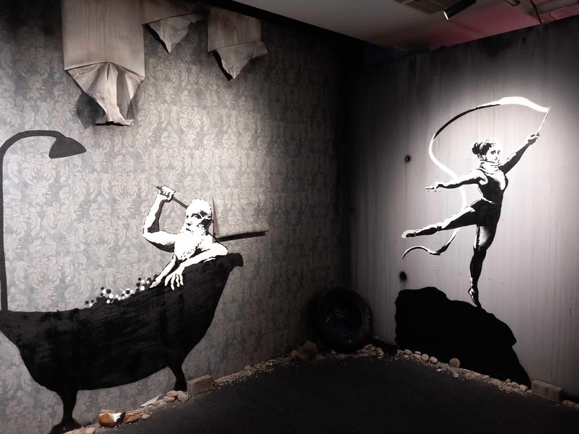 Banksy we Wrocławiu. Na zdjęciu jego prace prezentowane w hali IASE przy ul. Wystawowej