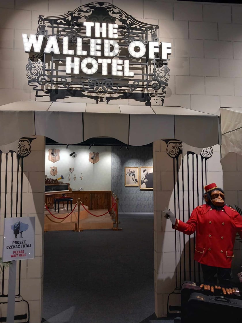 Banksy we Wrocławiu. Na zdjęciu jego prace prezentowane w hali IASE przy ul. Wystawowej