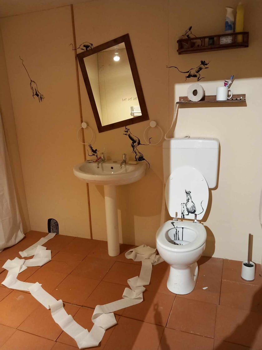 Banksy we Wrocławiu. Na zdjęciu jego prace prezentowane w hali IASE przy ul. Wystawowej