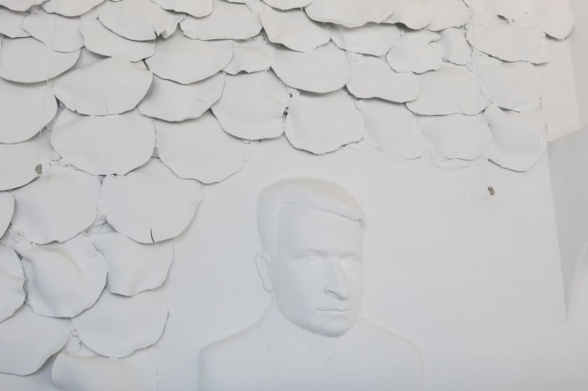 Płaskorzeźba z wizerunkiem patrona biblioteki Tadeusza Mikulskiego