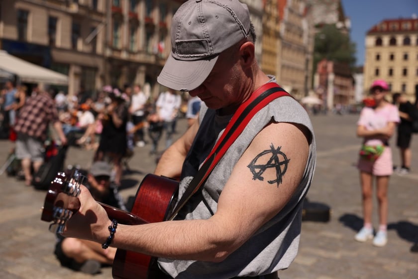 Gitarzyści na wrocławskim rynku. Gitarowy Rekord Świata 2024