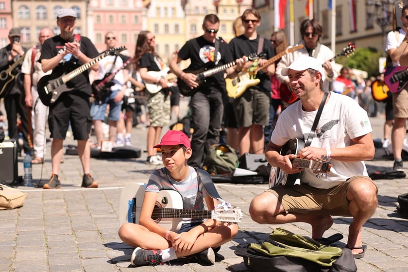 Gitarzyści na wrocławskim rynku. Gitarowy Rekord Świata 2024