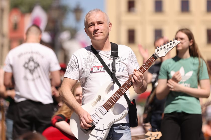 Gitarzyści na wrocławskim rynku. Gitarowy Rekord Świata 2024