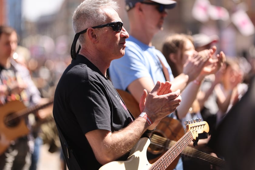 Gitarzyści na wrocławskim rynku. Gitarowy Rekord Świata 2024