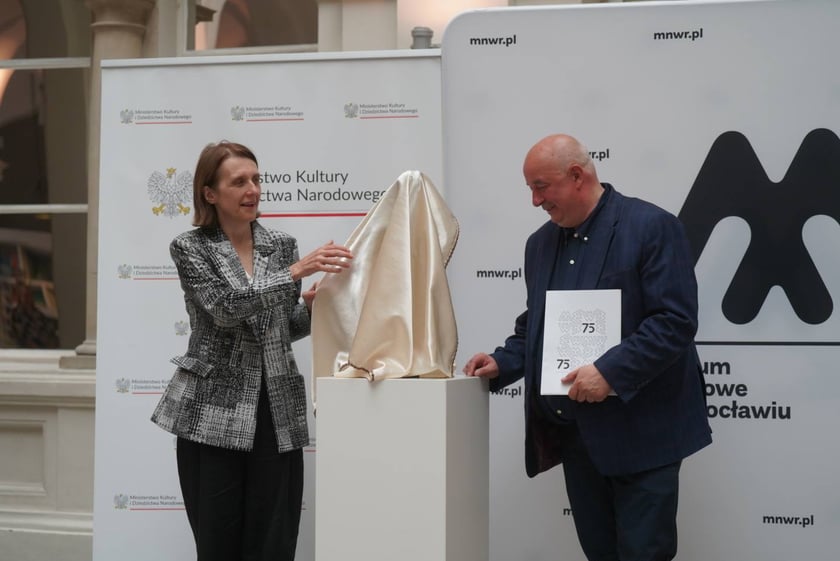 Minister kultury i dziedzictwa narodowego Hanna Wr&oacute;blewska odsłania rzeźbę