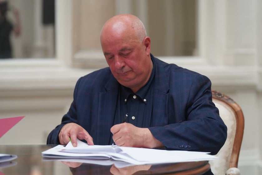 Dyrektor Muzeum Narodowego podpisuje dokumenty przekazania rzeźby