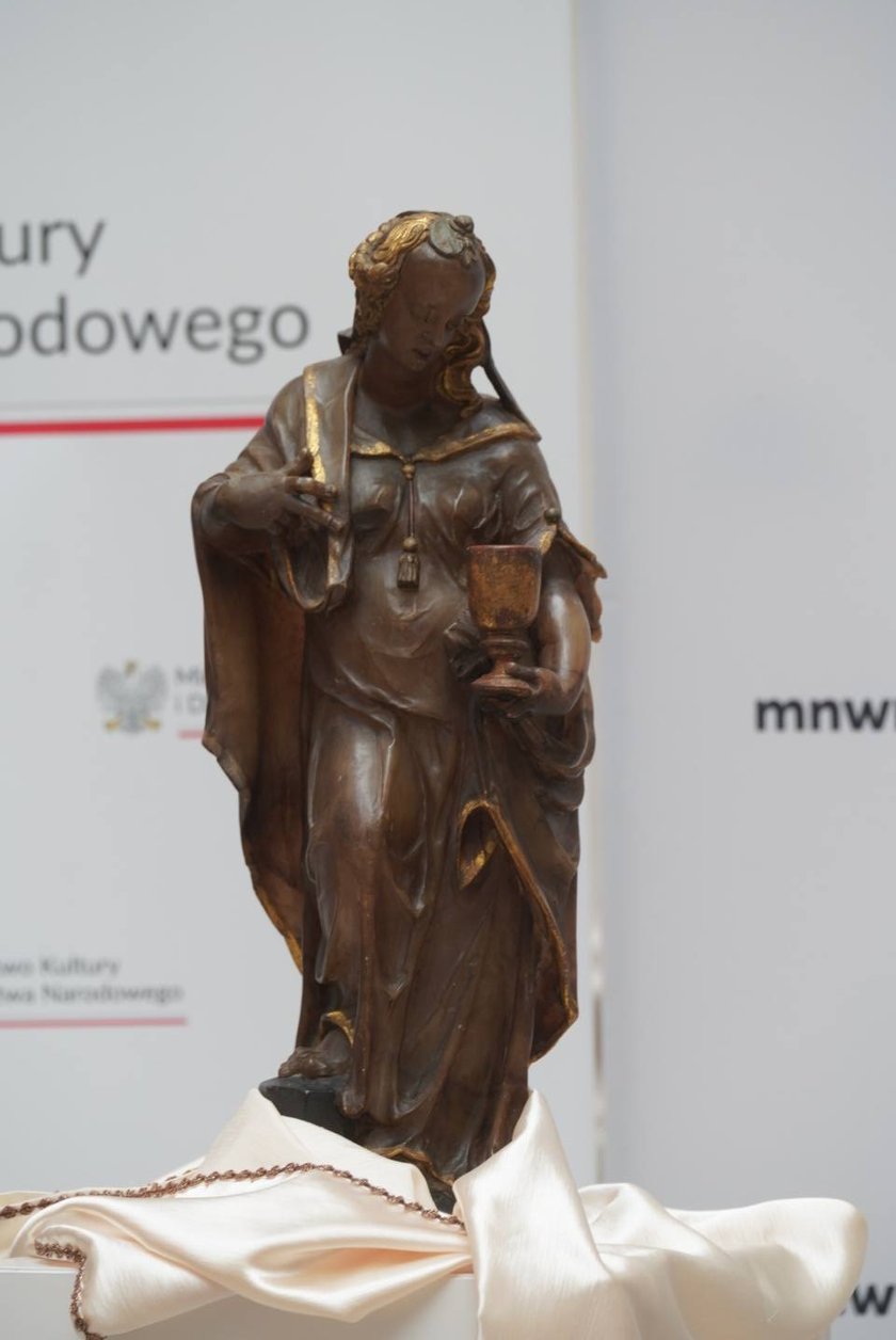 <p>Rzeźba przedstawiająca personifikację Wiary</p>
