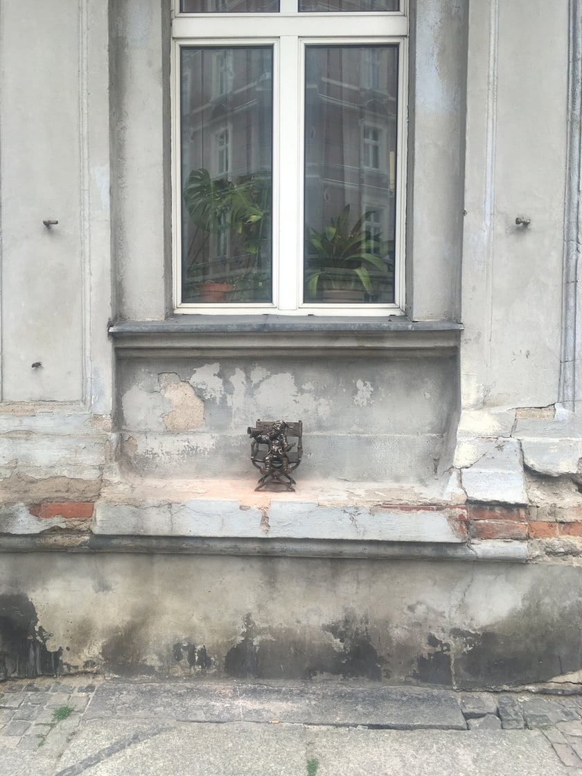 Nowy krasnal-reżyser u zbiegu ulic Mierniczej i Łukasińskiego