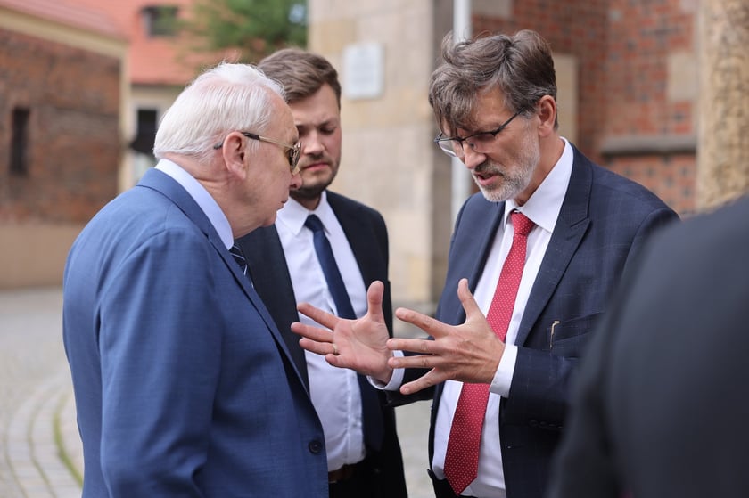 Uczestnicy konferencji prasowej dotyczącej remontu organów we wrocławskiej katedrze.