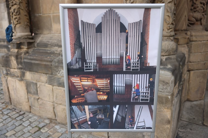 Uczestnicy konferencji prasowej dotyczącej remontu organów we wrocławskiej katedrze.