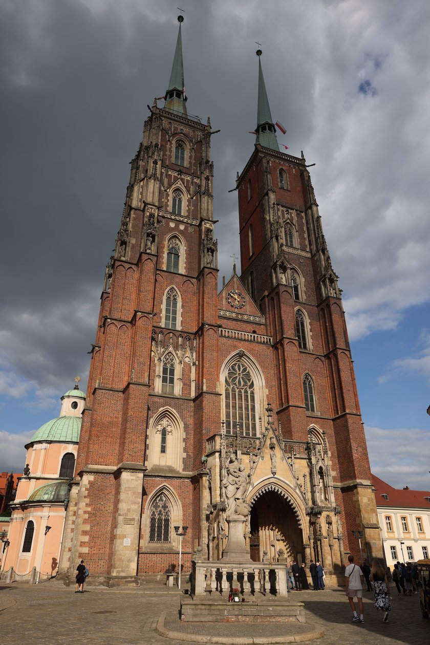 Uczestnicy konferencji prasowej dotyczącej remontu organów we wrocławskiej katedrze.