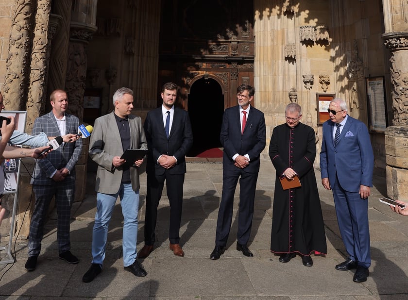 Uczestnicy konferencji prasowej dotyczącej remontu organów we wrocławskiej katedrze.
