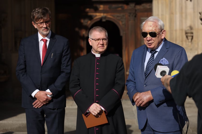 Uczestnicy konferencji prasowej dotyczącej remontu organów we wrocławskiej katedrze.
