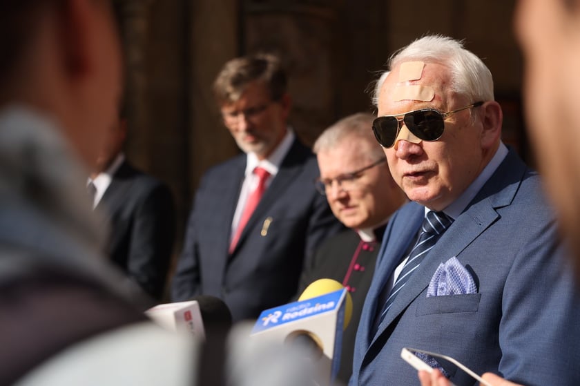 Uczestnicy konferencji prasowej dotyczącej remontu organów we wrocławskiej katedrze.