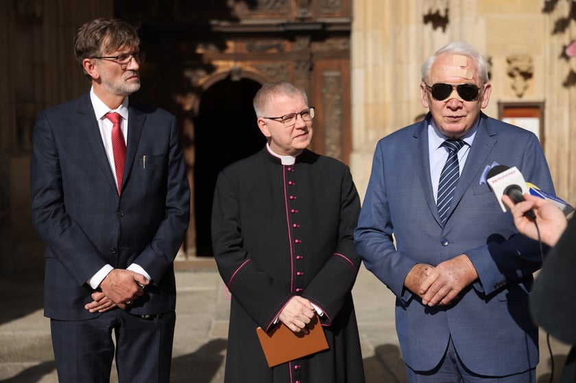 Uczestnicy konferencji prasowej dotyczącej remontu organów we wrocławskiej katedrze.