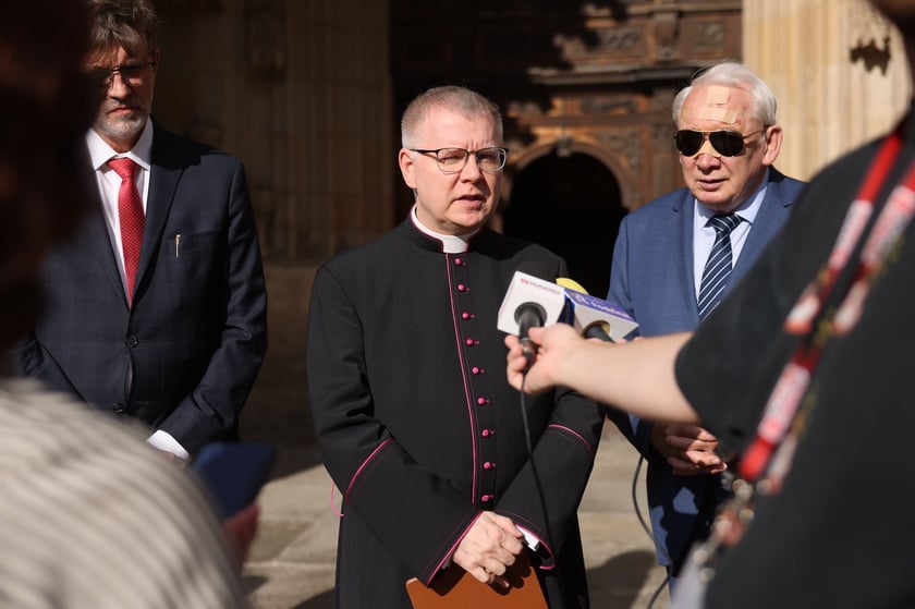 Uczestnicy konferencji prasowej dotyczącej remontu organów we wrocławskiej katedrze.