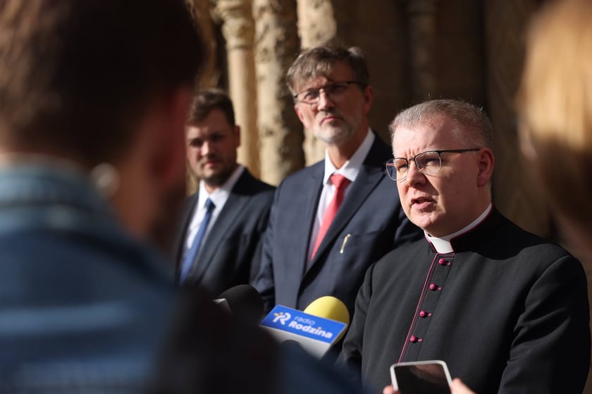 Uczestnicy konferencji prasowej dotyczącej remontu organów we wrocławskiej katedrze.