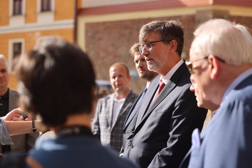 Uczestnicy konferencji prasowej dotyczącej remontu organów we wrocławskiej katedrze.